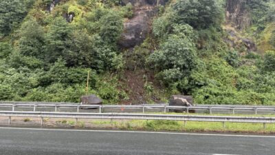 RİZE (AA) – Rize'de etkili sağanak nedeniyle yamaçtan kopan kaya