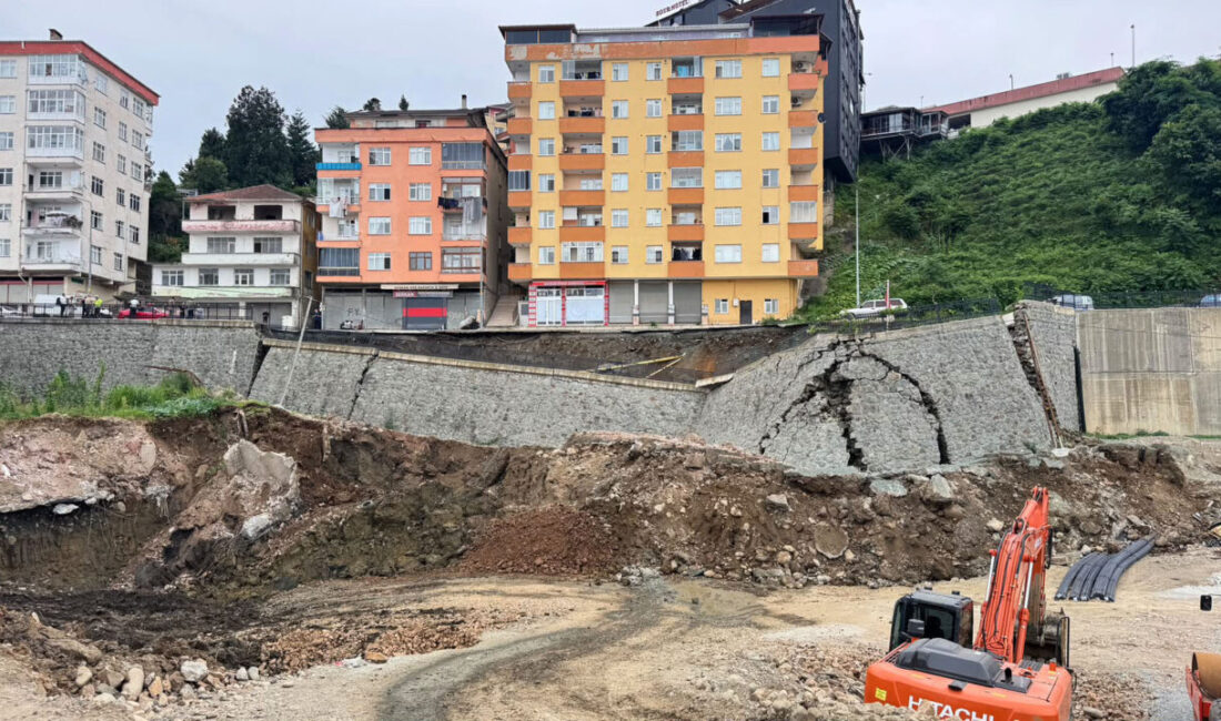 - Tedbir amacıyla bölgedeki iki binada yaşayanlar tahliye edildi