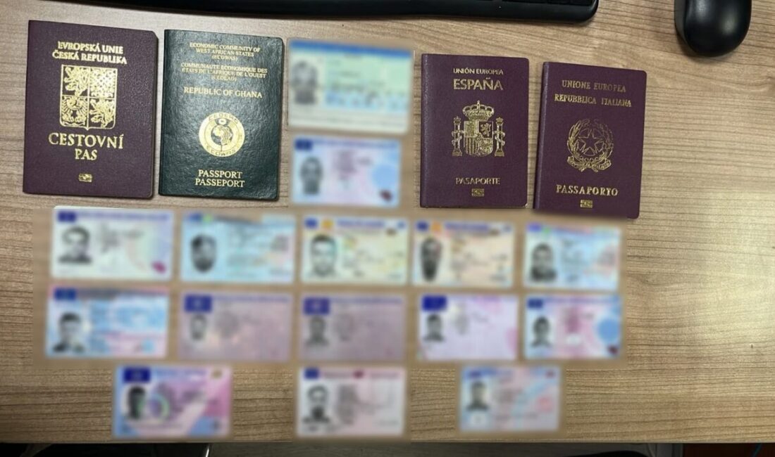 İSTANBUL (AA) – Sahte pasaport, kimlik kartı ve sürücü belgelerini