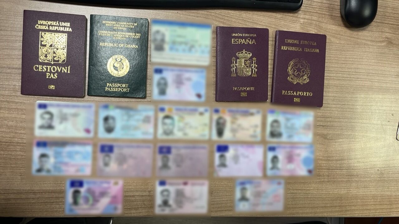 İSTANBUL (AA) – Sahte pasaport, kimlik kartı ve sürücü belgelerini