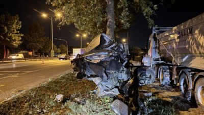 SAKARYA (AA) – Sakarya'nın Erenler ilçesinde ağaca çarparak ikiye ayrılan