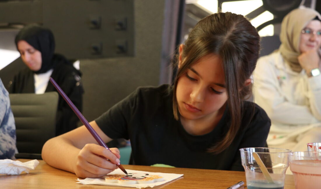 - Festival kapsamında düzenlenen çini atölyesinde 6 ila 13 yaş