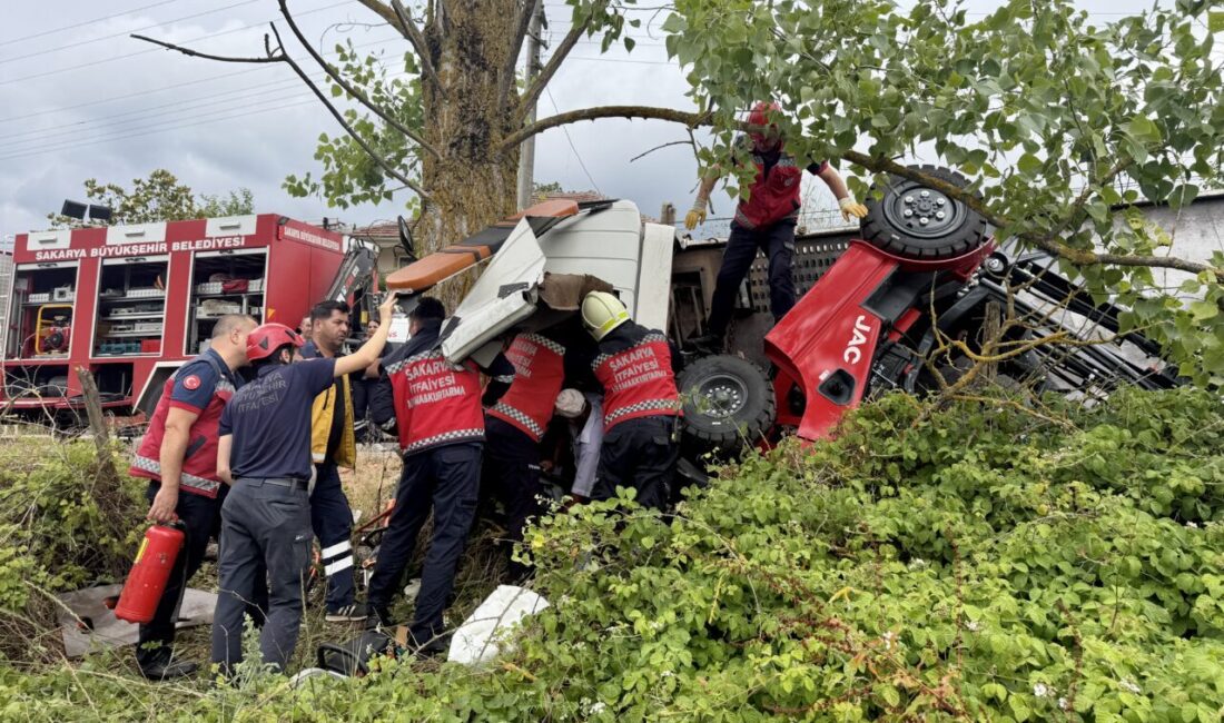 SAKARYA (AA) – Sakarya'nın Serdivan ilçesinde devrilerek ağaca çarpan çekicinin