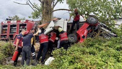 SAKARYA (AA) – Sakarya'nın Serdivan ilçesinde devrilerek ağaca çarpan çekicinin