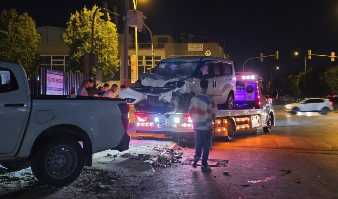 SAKARYA (AA) – Sakarya'nın Adapazarı ilçesinde hafif ticari araçla 2