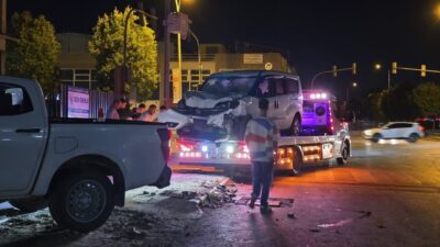SAKARYA (AA) – Sakarya'nın Adapazarı ilçesinde hafif ticari araçla 2