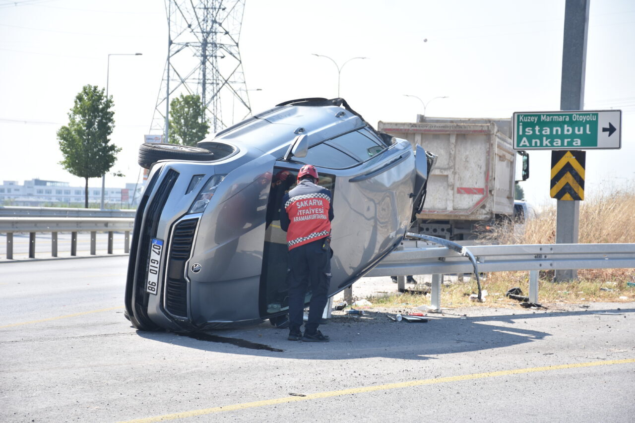 SAKARYA (AA) – Sakarya'nın Adapazarı ilçesinde kamyonla çarpışan otomobilin devrilerek