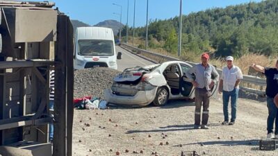 SAKARYA (AA) – Sakarya'nın Pamukova ilçesinde kontrolden çıkan kamyonun otomobilin