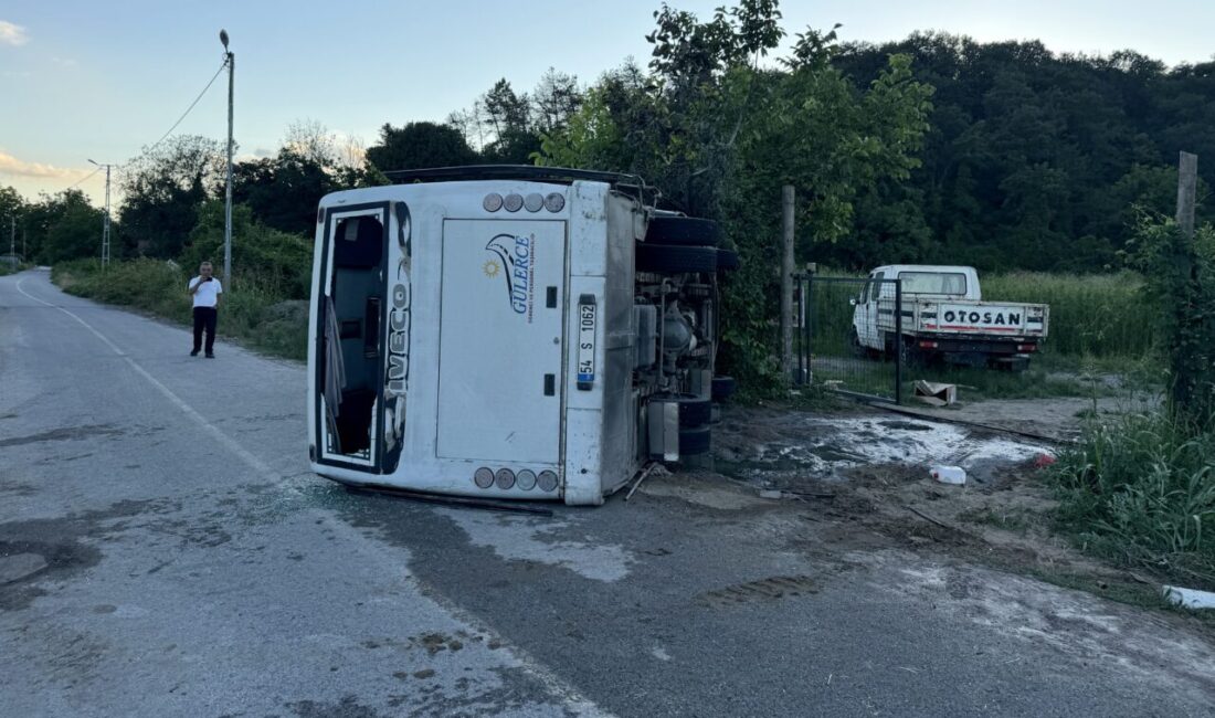 SAKARYA (AA) – Sakarya'nın Adapazarı ilçesinde tırla çarpışan servis midibüsünün