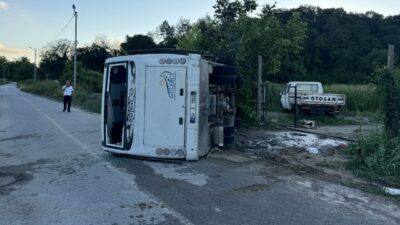 SAKARYA (AA) – Sakarya'nın Adapazarı ilçesinde tırla çarpışan servis midibüsünün