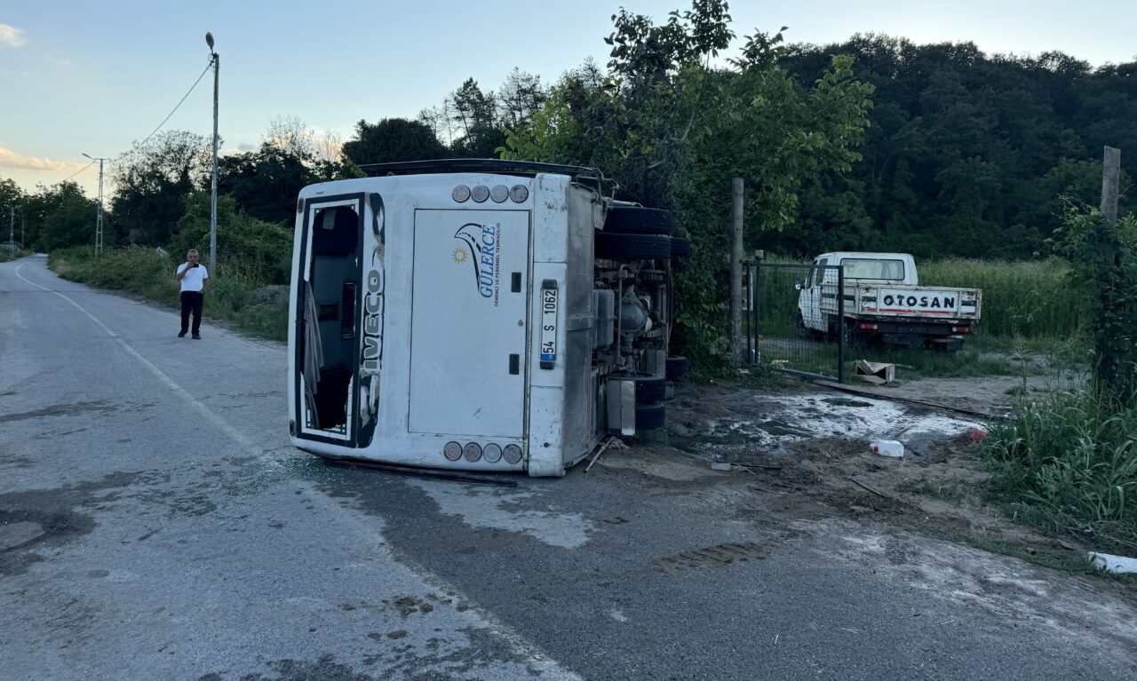SAKARYA (AA) – Sakarya'nın Adapazarı ilçesinde tırla çarpışan servis midibüsünün