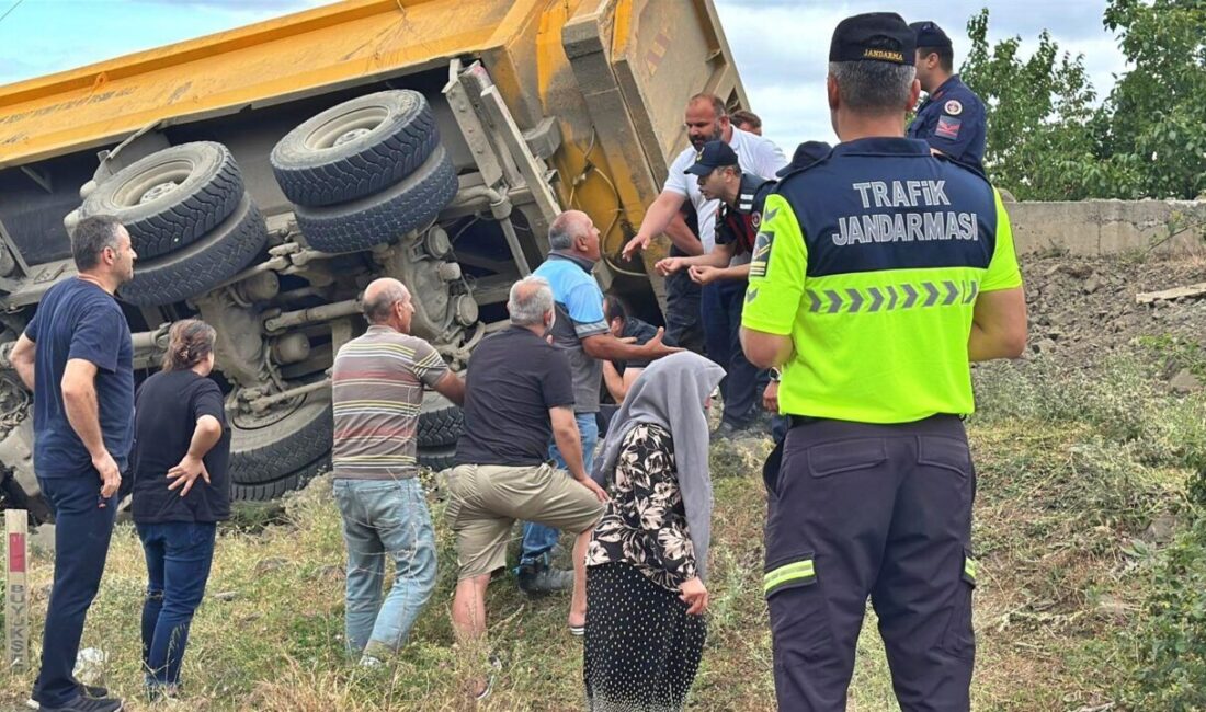 SAMSUN (AA) – Samsun'un Atakum ilçesinde devrilen kamyonun sürücüsü yaşamını