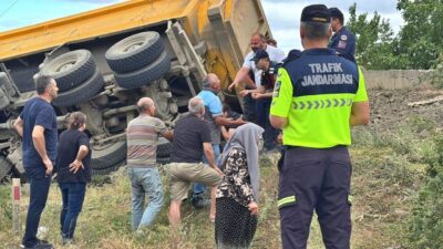 SAMSUN (AA) – Samsun'un Atakum ilçesinde devrilen kamyonun sürücüsü yaşamını