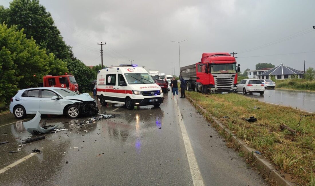 SAMSUN (AA) – Samsun'un Çarşamba ilçesinde iki otomobilin çarpışması sonucu