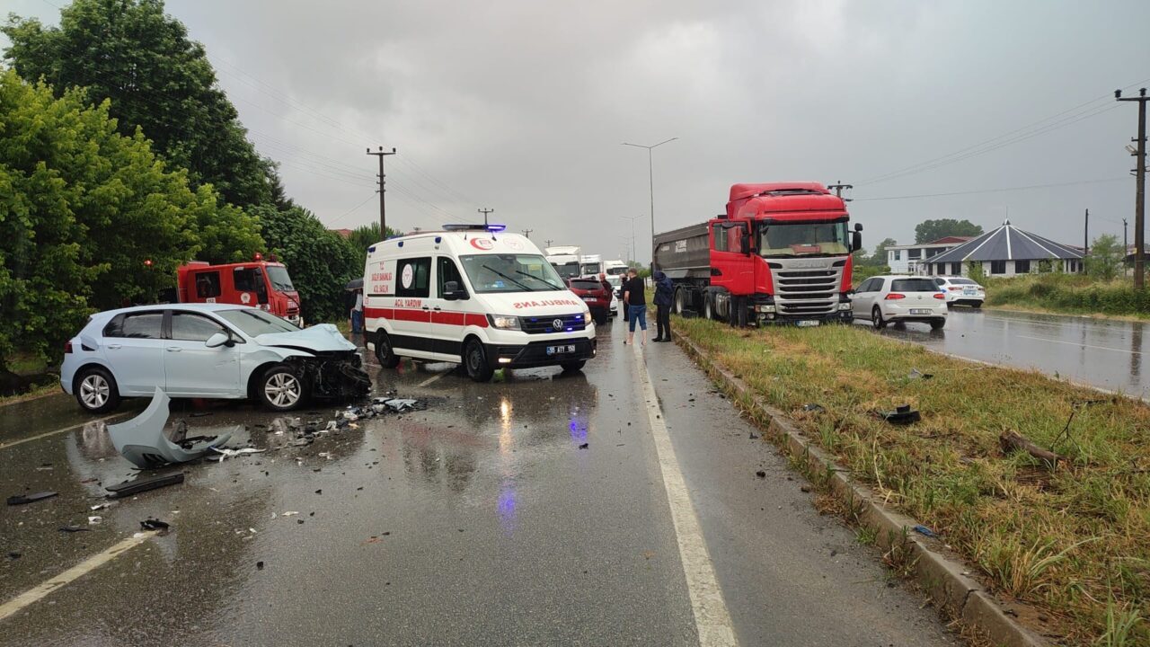 SAMSUN (AA) – Samsun'un Çarşamba ilçesinde iki otomobilin çarpışması sonucu