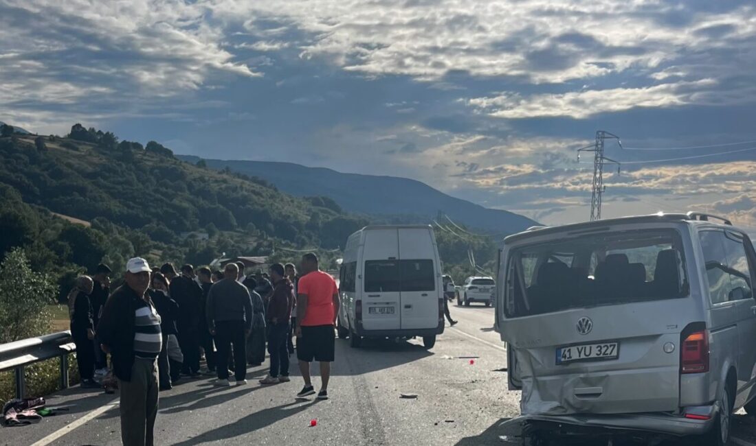 SAMSUN (AA) – Samsun'un Ladik ilçesinde tarım işçilerini taşıyan minibüs