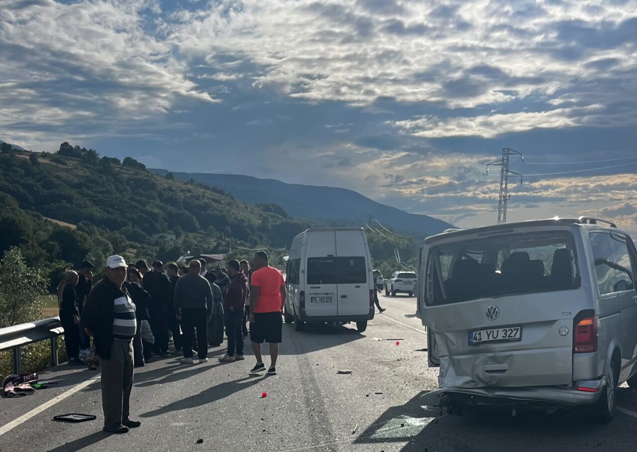 SAMSUN (AA) – Samsun'un Ladik ilçesinde tarım işçilerini taşıyan minibüs