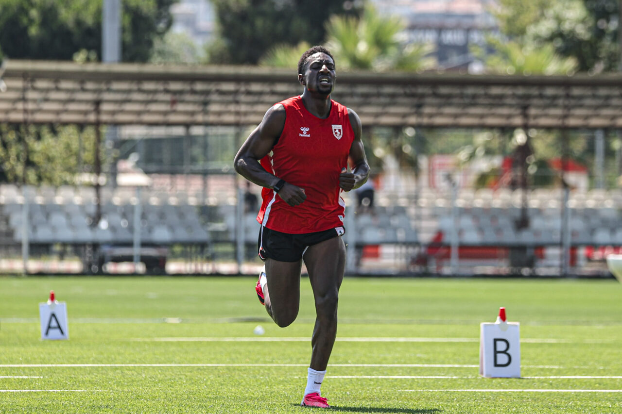 SAMSUN (AA) – Trendyol Süper Lig ekiplerinden Samsunspor'da futbolcular, koşu
