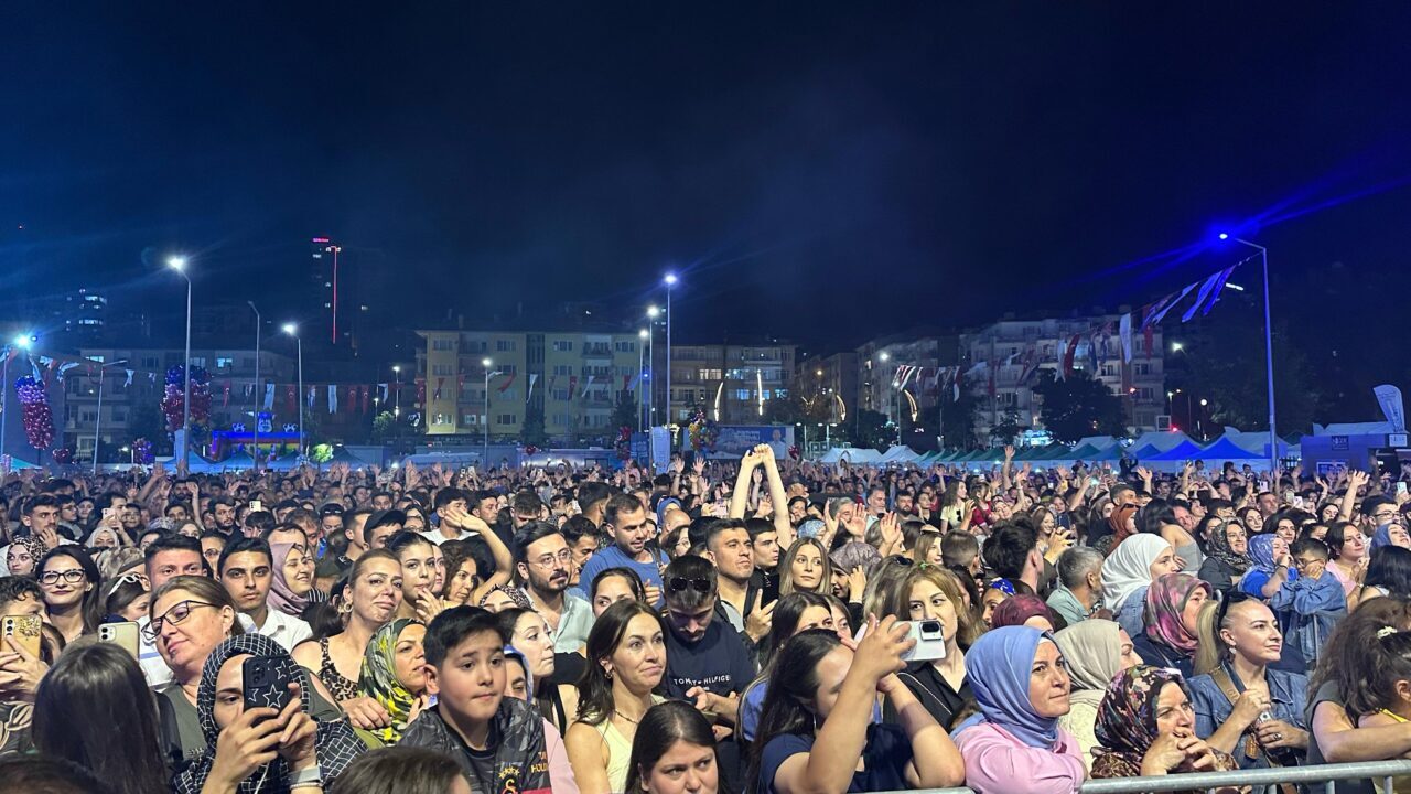 NİĞDE (AA) – Niğde'de düzenlenen "3. Dağ, Doğa, Dondurma Festivali"