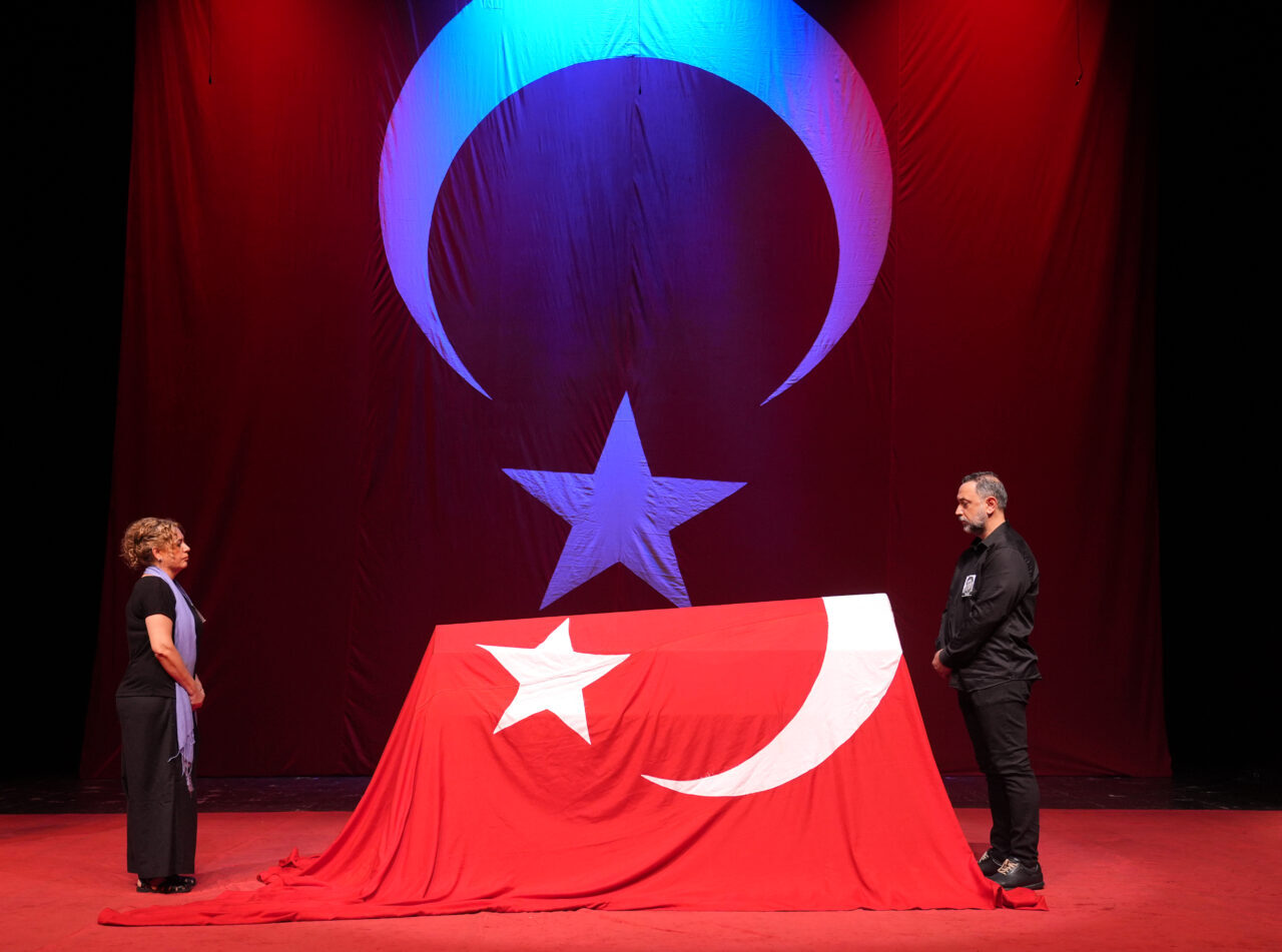 - İBB Başkan Vekili Nuri Aslan:
- "Ömrünü sanata adadı. Hepimizin