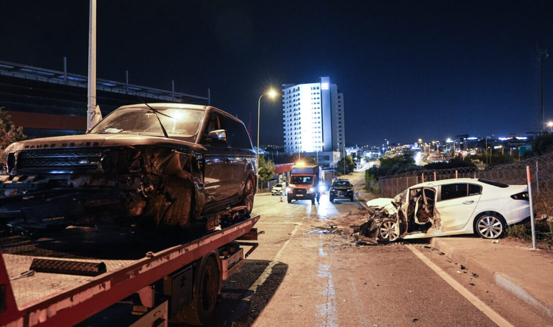 İSTANBUL (AA) – İstanbul'un Sancaktepe ilçesinde üç otomobilin karıştığı trafik