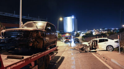 İSTANBUL (AA) – İstanbul'un Sancaktepe ilçesinde üç otomobilin karıştığı trafik