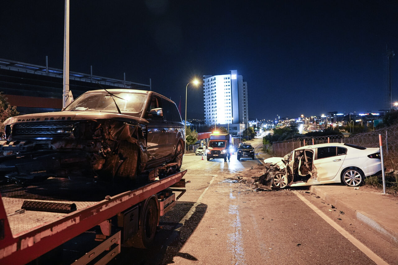 İSTANBUL (AA) – İstanbul'un Sancaktepe ilçesinde üç otomobilin karıştığı trafik