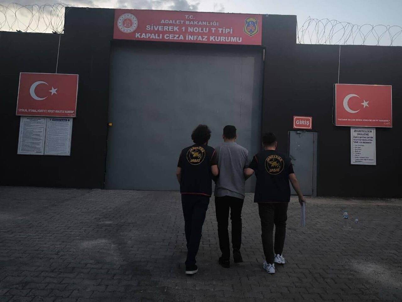 ŞANLIURFA (AA) – Şanlıurfa'nın Siverek ilçesinde dolandırıcılık suçundan 11 arama