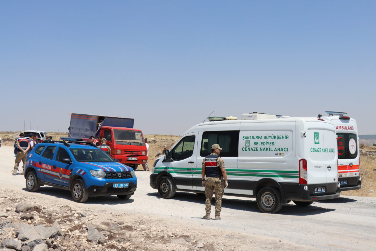 ŞANLIURFA (AA) – Şanlıurfa'nın Karaköprü ilçesinde bir kişi kamyonetin içinde