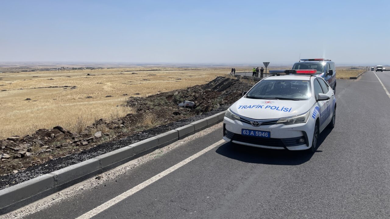 ŞANLIURFA (AA) – Şanlıurfa'nın Siverek ilçesinde devrilen otomobildeki 4 kişi