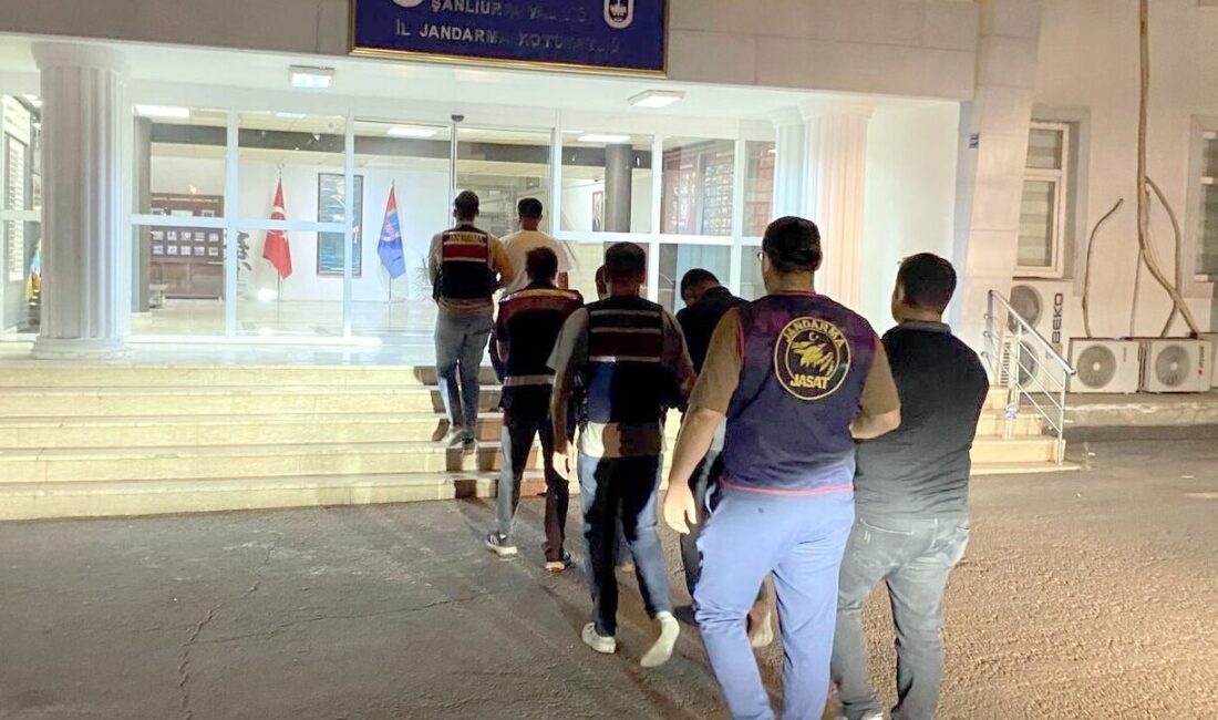 ŞANLIURFA (AA) – Gaziantep'te kendilerini polis olarak tanıtarak dolandırıcılık yaptıkları