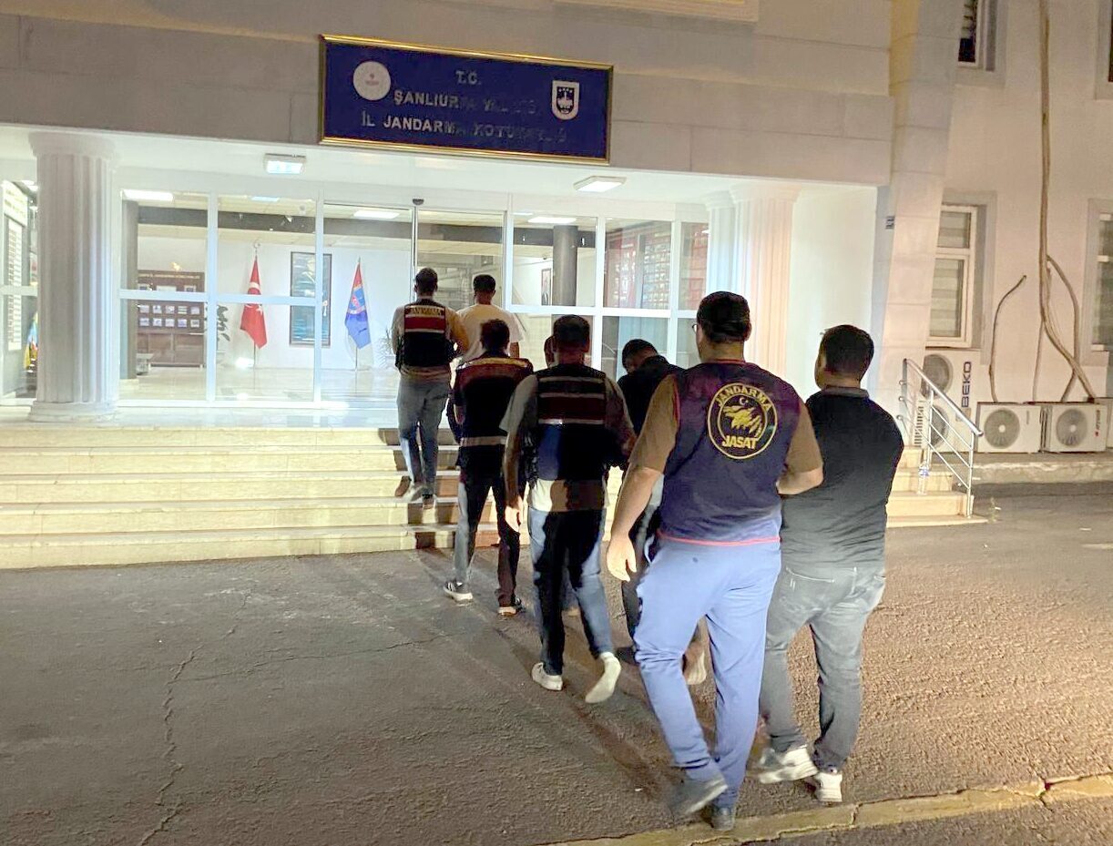 ŞANLIURFA (AA) – Gaziantep'te kendilerini polis olarak tanıtarak dolandırıcılık yaptıkları