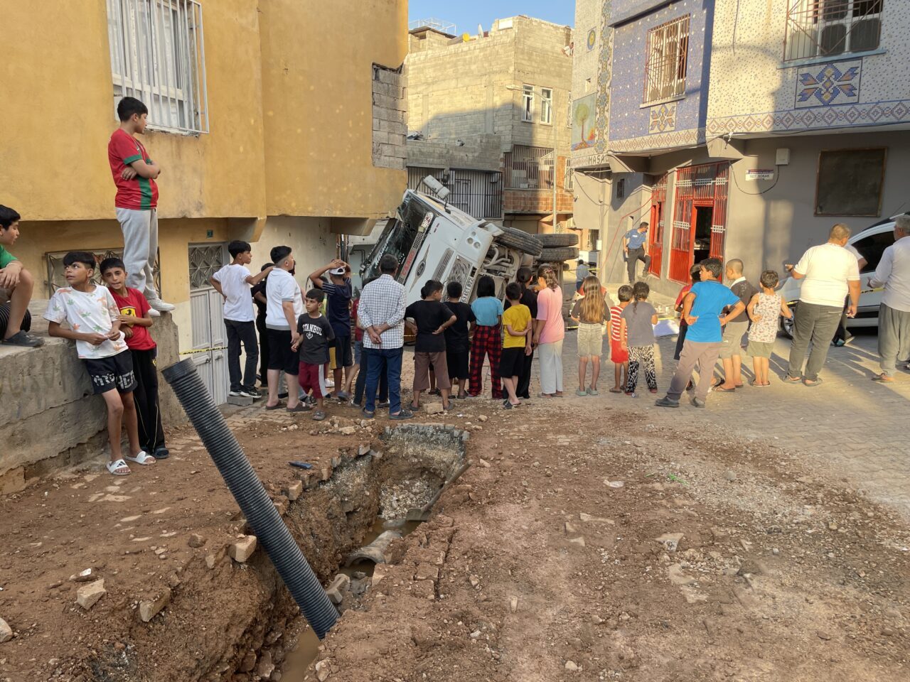 ŞANLIURFA (AA) – Şanlıurfa'nın merkez Eyyübiye ilçesinde kamyonun çarptığı 6