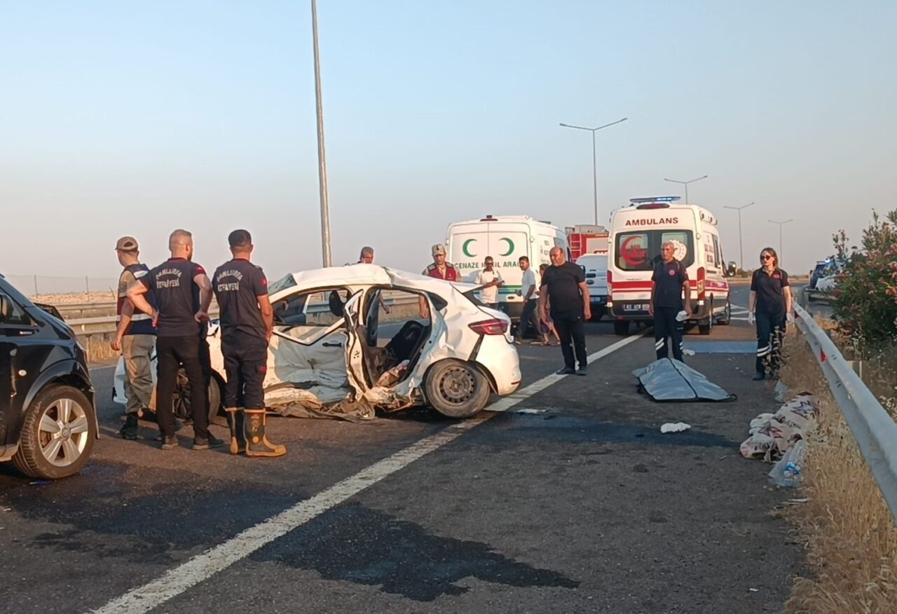 ŞANLIURFA (AA) – Şanlıurfa'nın Birecik ilçesinde otomobil ile minibüsün çarpışması
