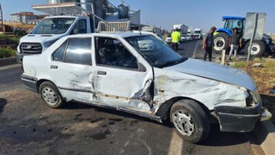 ŞANLIURFA (AA) – Şanlıurfa’nın Siverek ilçesinde otomobilin traktöre çarpması sonucu