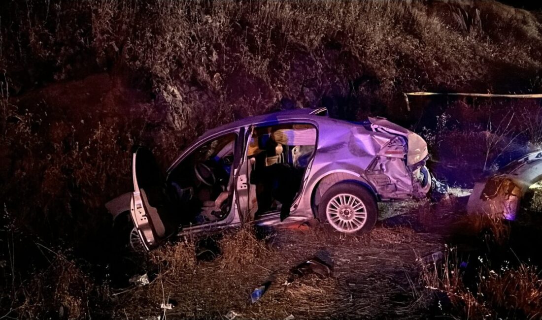 ŞANLIURFA (AA) – Şanlıurfa'nın Siverek ilçesinde şarampole devrilen otomobildeki 3