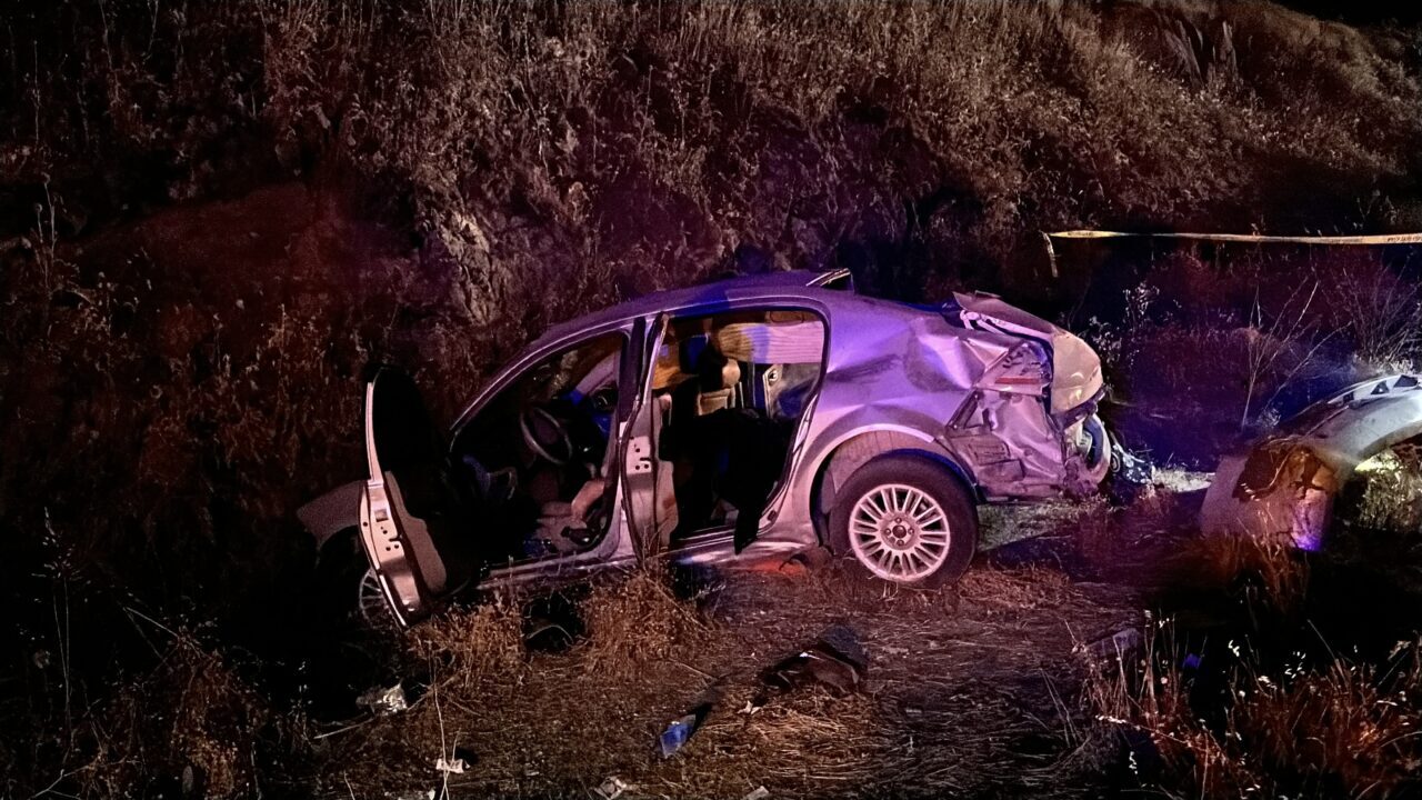 ŞANLIURFA (AA) – Şanlıurfa'nın Siverek ilçesinde şarampole devrilen otomobildeki 3