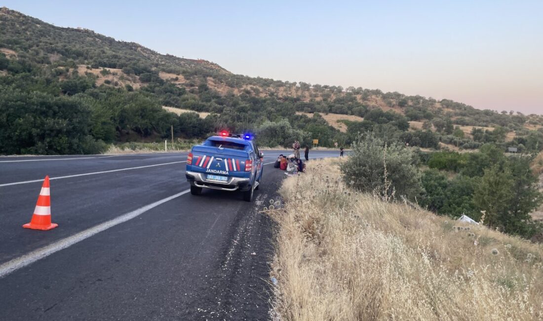 ŞANLIURFA (AA) – Şanlıurfa'nın Siverek ilçesinde tarım işçilerini taşıyan minibüsün