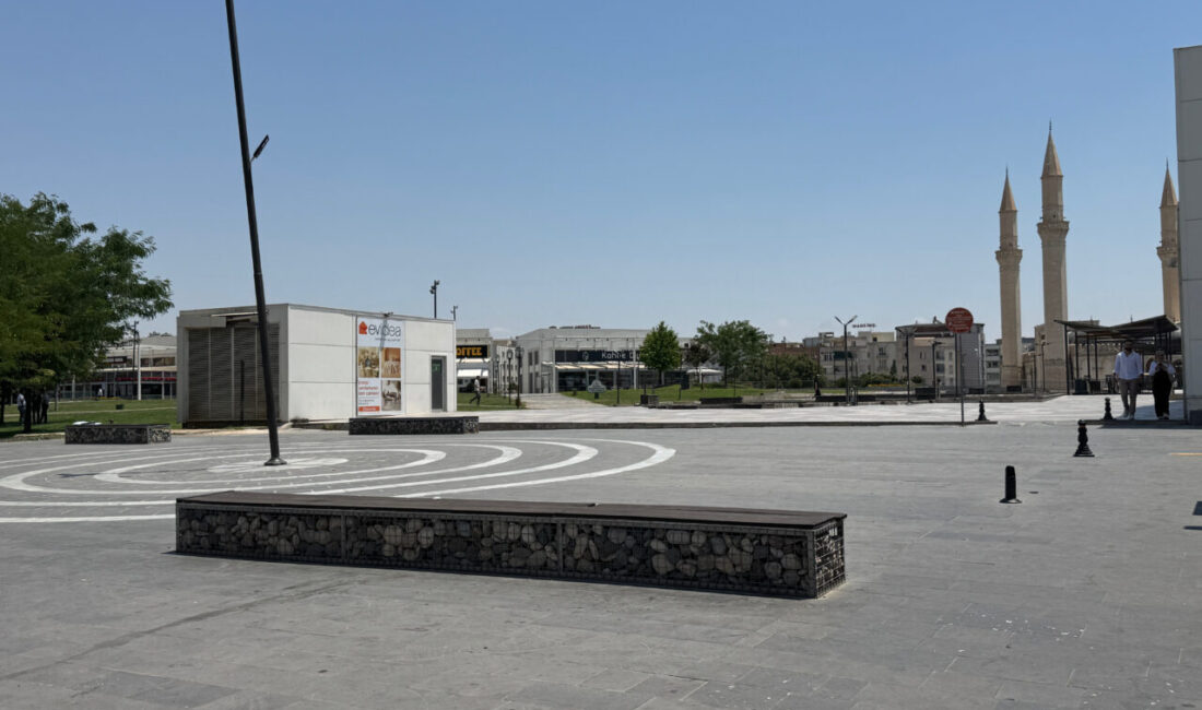 ŞANLIURFA (AA) – Şanlıurfa'da sıcak hava hayatı olumsuz etkiliyor. Termometrelerin
