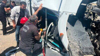 ŞANLIURFA (AA) – Şanlıurfa'nın Viranşehir ilçesinde tırın çarptığı park halindeki
