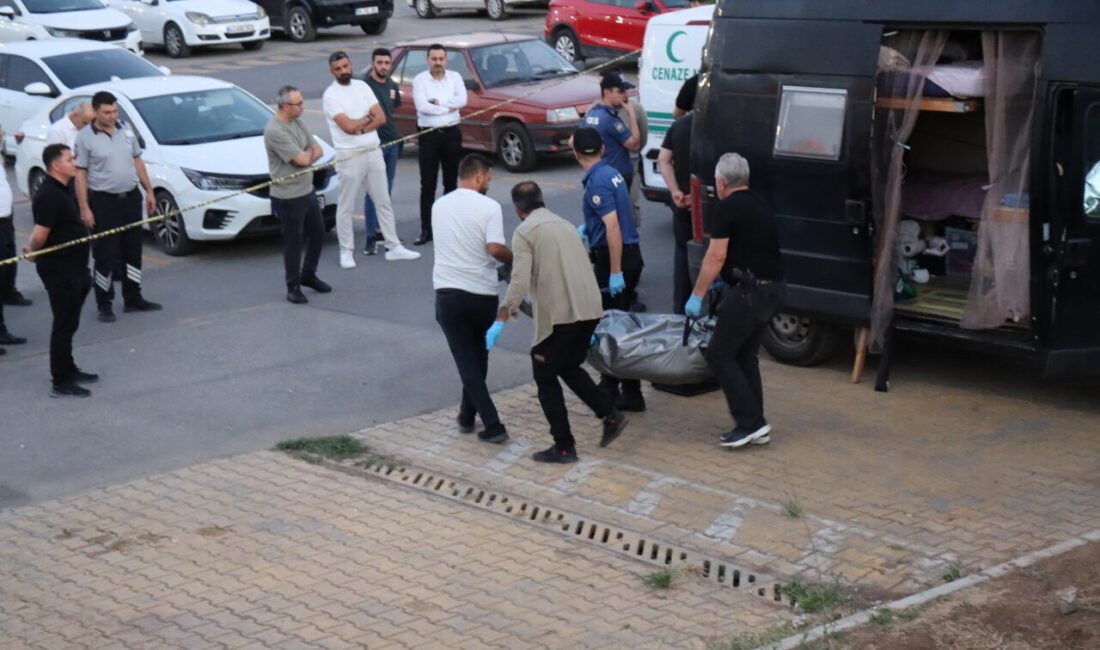 ŞANLIURFA (AA) – Şanlıurfa'nın Eyyübiye ilçesinde, alışveriş merkezi otoparkında park