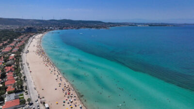 İZMİR (AA) – İzmir'in Çeşme ilçesinde sıcak havadan bunalan çok