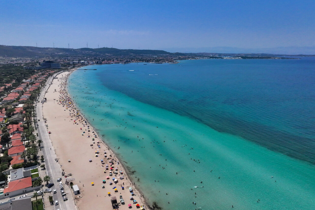 İZMİR (AA) – İzmir'in Çeşme ilçesinde sıcak havadan bunalan çok