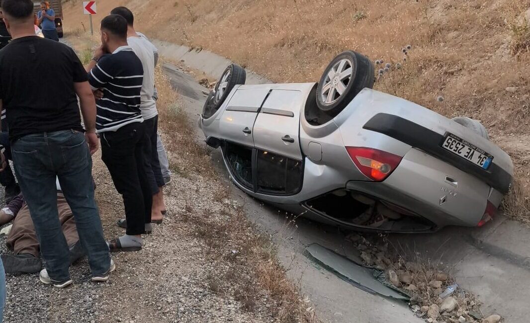 SİİRT (AA) – Siirt'te şarampole devrilen otomobilde, 1'i ağır 3
