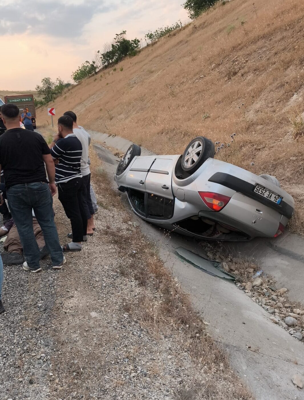 SİİRT (AA) – Siirt'te şarampole devrilen otomobilde, 1'i ağır 3