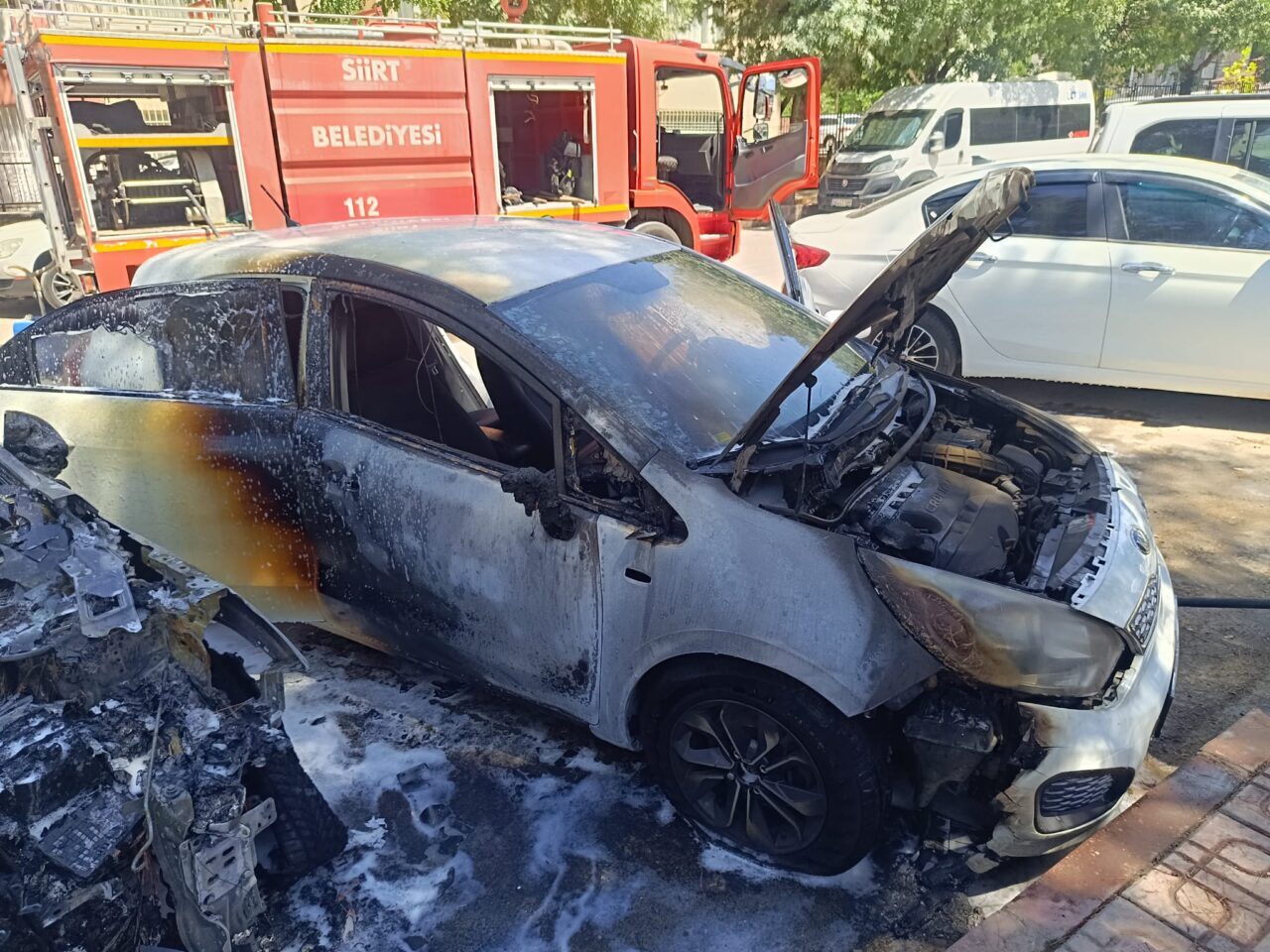 SİİRT (AA) – Siirt'te park halindeki SUV tipi araçta çıkan