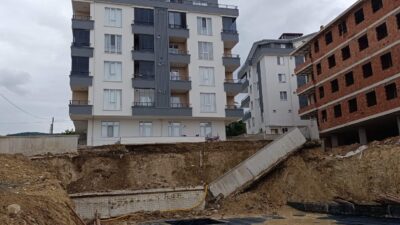 SİNOP (AA) – Sinop'un Gerze ilçesinde bir apartmanın istinat duvarı