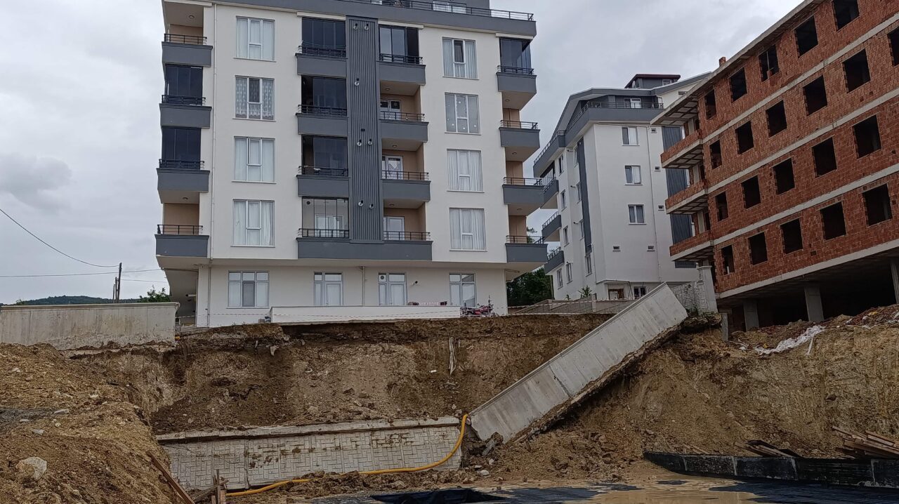 SİNOP (AA) – Sinop'un Gerze ilçesinde bir apartmanın istinat duvarı
