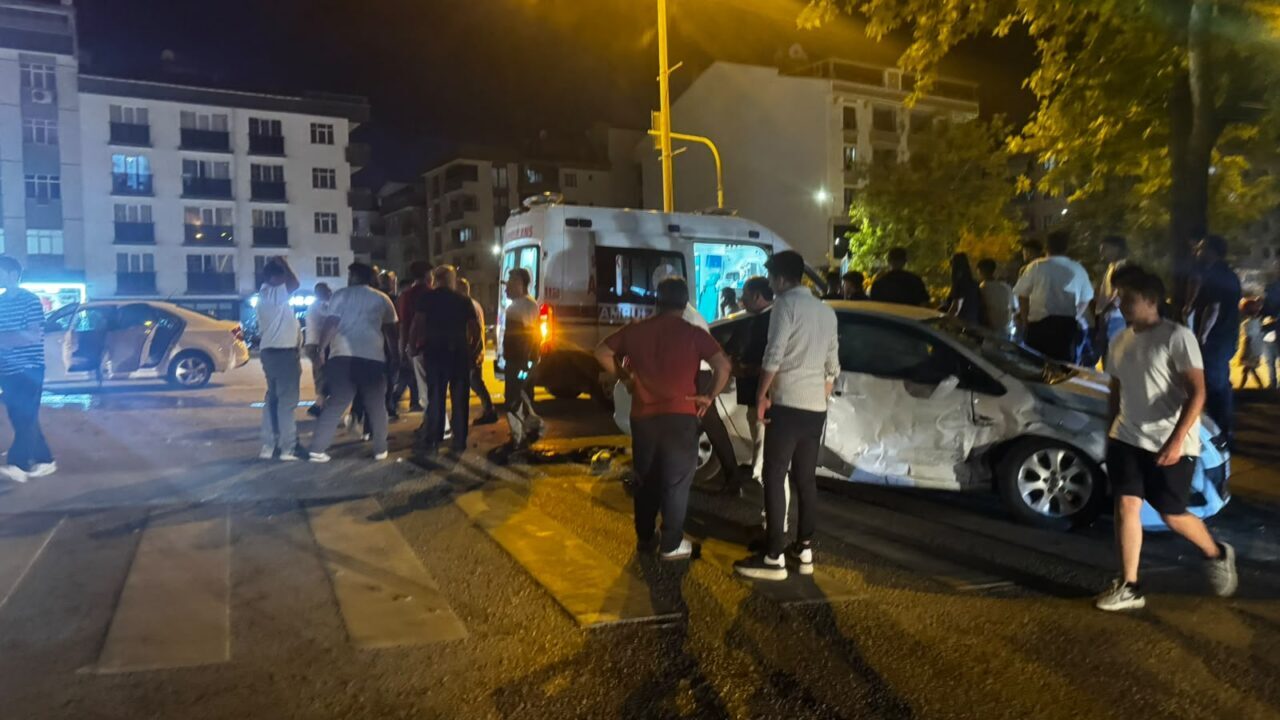 SİNOP (AA) – Sinop'un Boyabat ilçesinde iki otomobilin çarpıştığı kazada