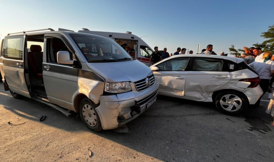 SİNOP (AA) – Sinop'un Türkeli ilçesinde minibüs ile otomobilin çarpışması